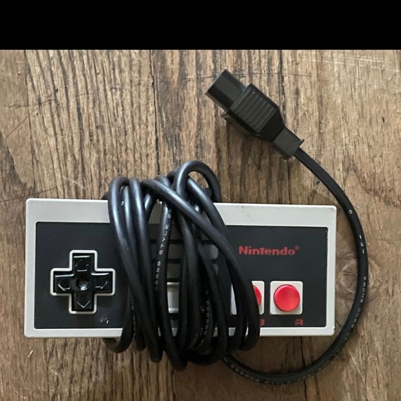 Vintage Nintendo NES-004 Game Controller - Picture 2 of 9